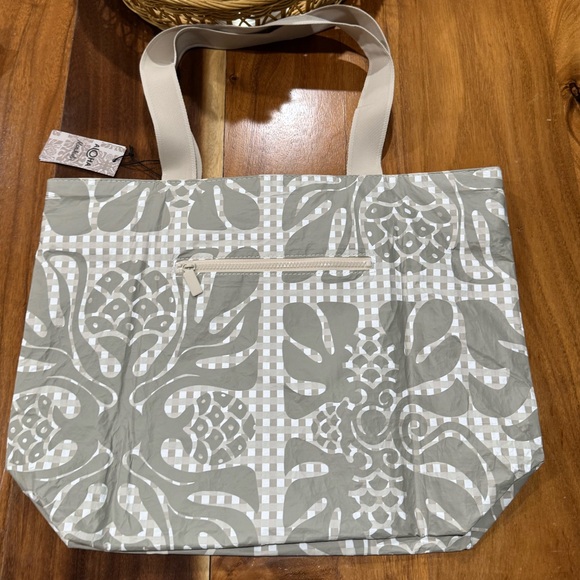 ALOHA Collection & Manuheali’i Ulu Quilt Day Tripper - Picture 2 of 3